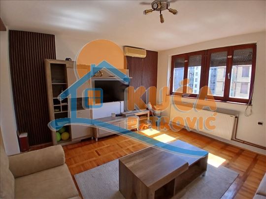 Odličan trosoban stan 75m2, kod Pravnog fakulteta