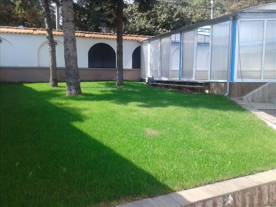 Porodična kuća sa bazenom