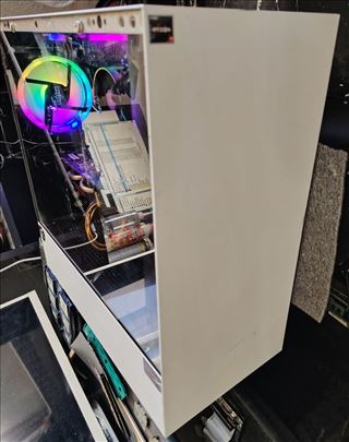 Ryzen Gejming Svetleci računar Odličan