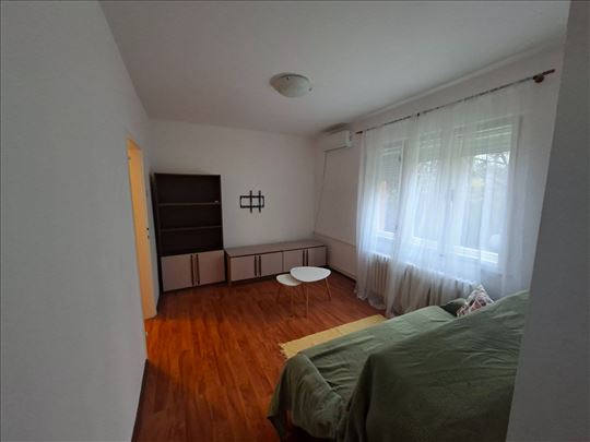 Tesla 1.5 namešten dostupan od 30.04