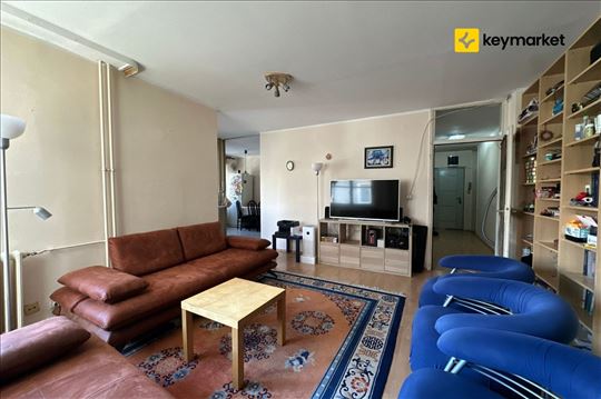 Trosoban stan 94m2 kod pijace