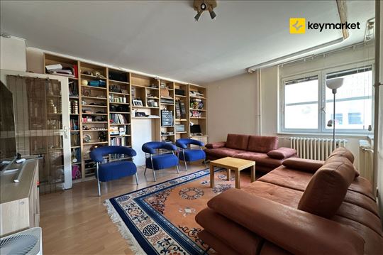 Trosoban stan 94m2 kod pijace