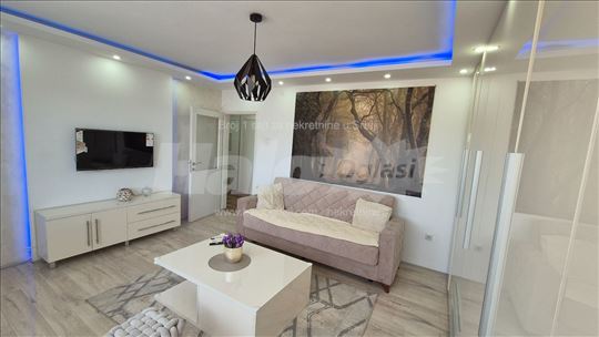 Uknjižen i opremljen stan sa garažom