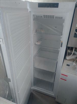 Bauknecht vertikalni zamrzivac 175cm