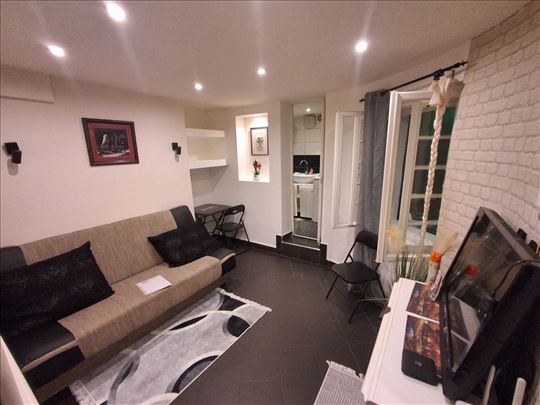 Investicija! Renoviran, sa sopstvenim dvorištem!