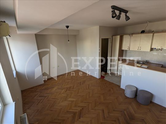 Izdaje se nenamešten jednoiposoban stan kod Čaira,