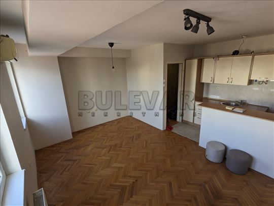 Izdaje se nenamešten jednoiposoban stan kod Čaira,