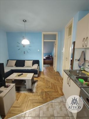 Jednoiposoban stan na Podbari – parking u dvorištu