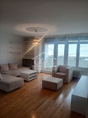 Odličan renoviran trosoban stan na Aerodromu