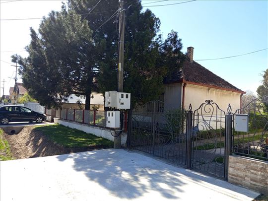 Odlična porodična kuća u Jakovu