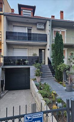 Prelepa kuca u Brace Dirak