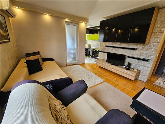 Renoviran jednosoban stan u Zemunu sa parkingom