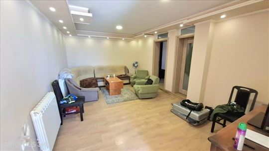 Uknjižen porodičan stan u novijoj zgradi ID#1150