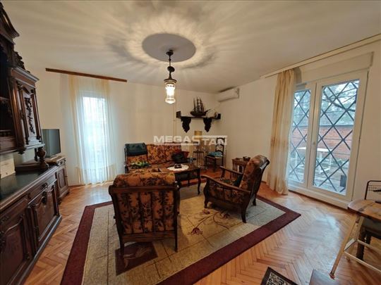 Vidikovac, namešten, sa dvorištem i garažom