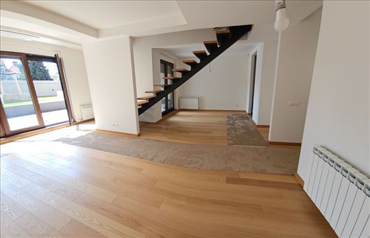 Hram,retko u ponudi: 4.0 stan sa bastom i garazom