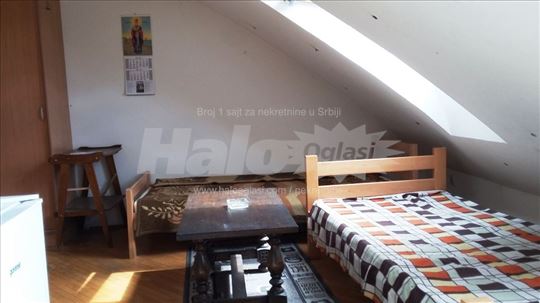 Izdajem za Studente namešt. Garsonjeru 0652199114
