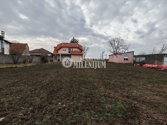 Uknjižena kuća na 11,5 ari placa u Jakovu ID#2231