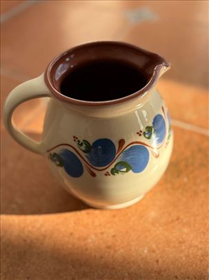 Vintage bokal sa cvetnim dezenom