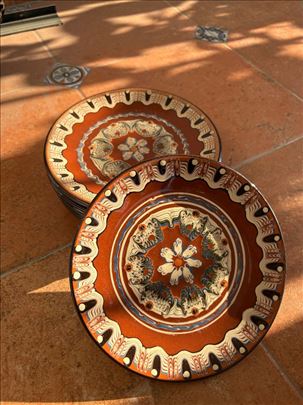 Vintidž tanjiri sa zanimljivim dezenom