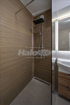 Zemun-Galenika ,odmah useljiv,uknjizen 52 m2