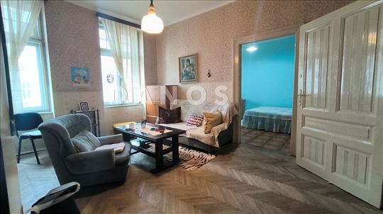 Centar, 2 Ulaza, Adaptibilan u 2 stana, Trostran