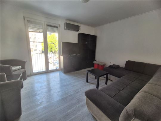 Centar kod Opštine 1.0. namešten, parking