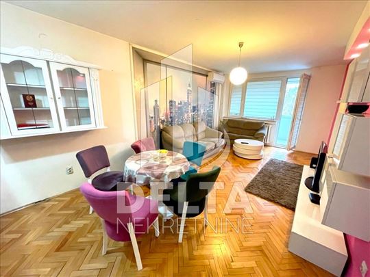 Moderan, trosoban stan u strogom centru 