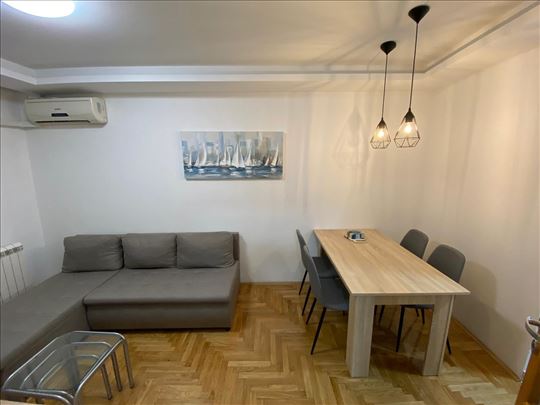 Namesten 1.5 stan, Centar - Spens, Augusta Cesarca