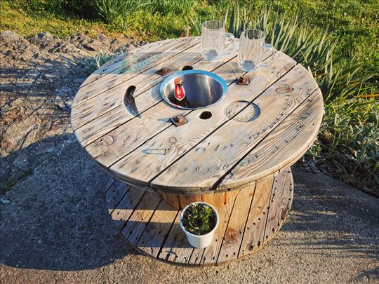 Okrugli drveni sto za dvorište