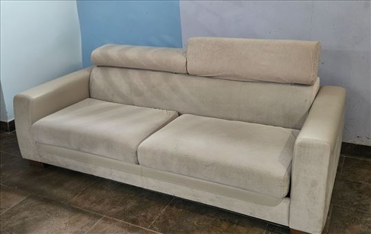 Plišani trosed na razvlačenje – moderno i udobno