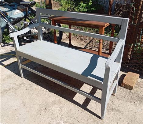 Prelepa klupa stara 100 godina