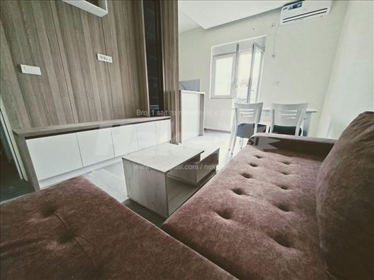 Renoviran svetao četvorosoban penthouse
