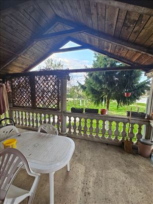 Uknjižena kuća sa 16 ari placa, Dobanovci