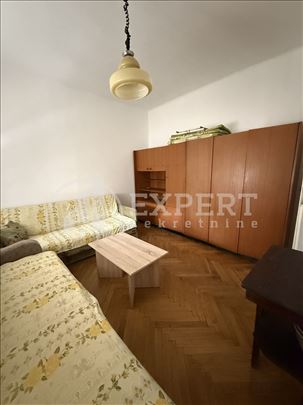 Izdaje se stan na Crvenom pevcu