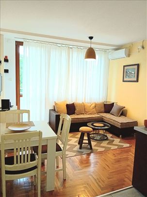 Renoviran trosoban stan preko puta FDU 