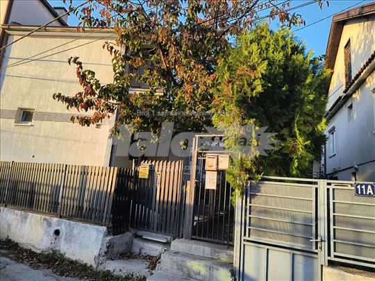 Stan sa dvoristem Lekino brdo