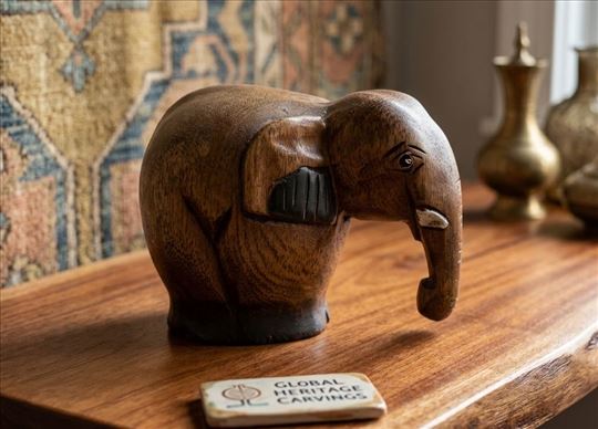 Figura slona od drveta