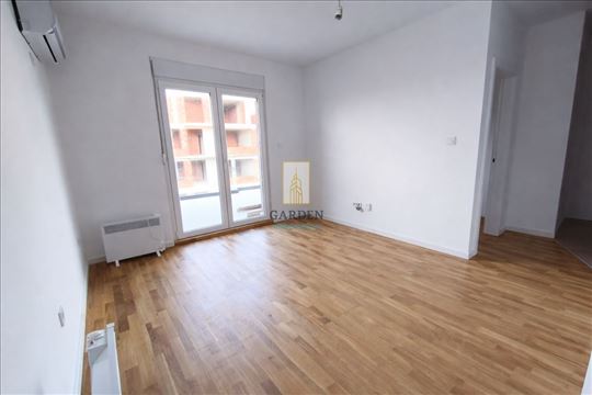 Jednoiposoban stan sa velikom terasom, centar