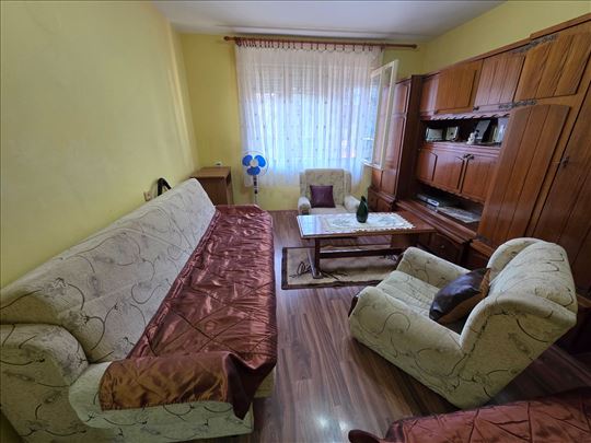 Jednosoban stan sa stvarima