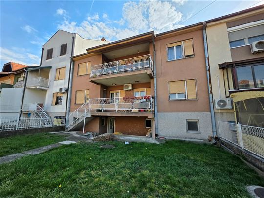 Kuća od 300m2 sa tri stana