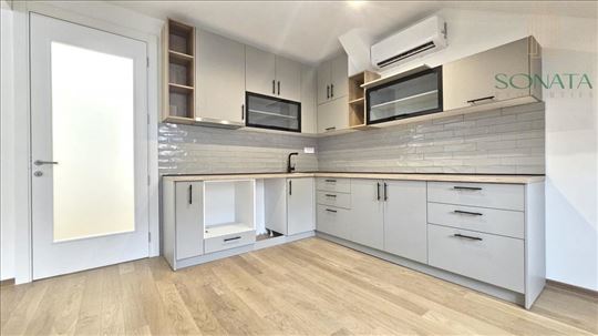 Luksuzan petosoban stan na top lokaciji