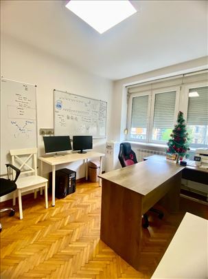 Centar Skupstina 117m2 odlican prazan 1150