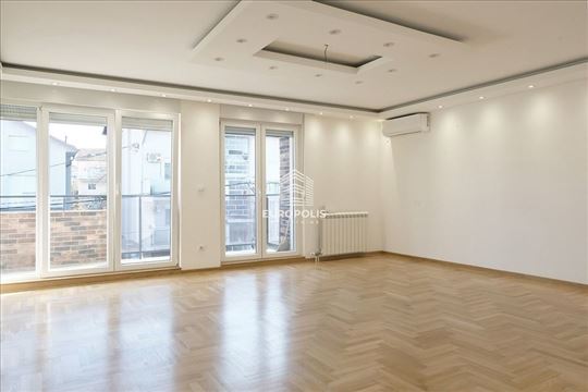 Četvorosoban stan sa 2 parking mesta