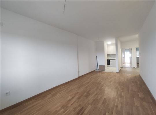 Dvoiposoban, polunamešten (stambeni ili poslovni)