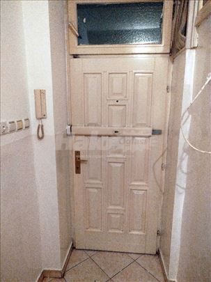 Izdajem namešten stan na Senjaku