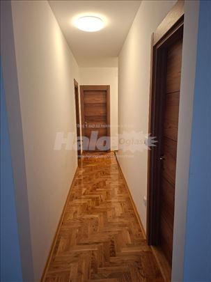 Izdajem poslovni prostor u prizemlju