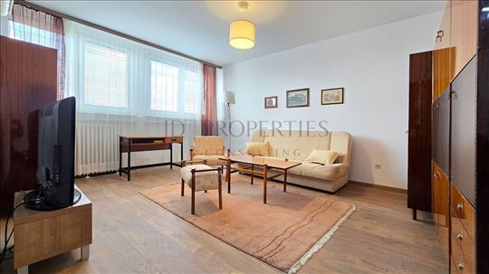 Izdavanje stan Vračar Mutapova pogled Hram