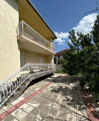 Kuća,dva trosobna stana,dvorište,2 parking mesta!