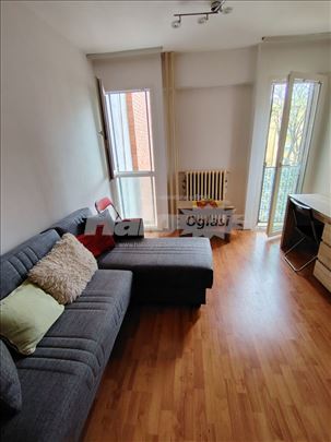 Lepa garsonjera na Karaburmi