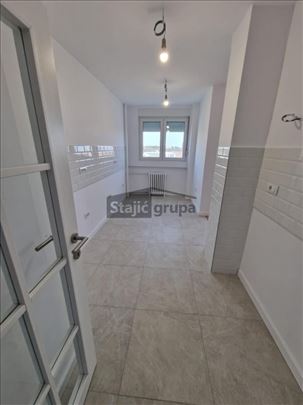 Luksuzan, kompletno renoviran, svetao, useljiv